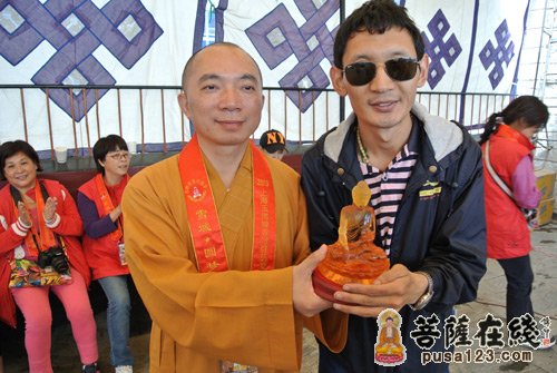 上海玉佛禅寺参访团慰问西藏盲童学校师生