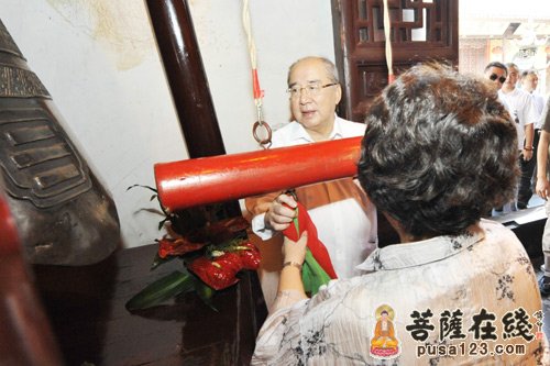 中国国民党荣誉主席吴伯雄参观上海玉佛禅寺