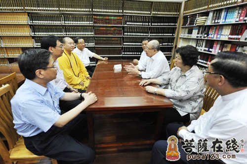 中国国民党荣誉主席吴伯雄参观上海玉佛禅寺