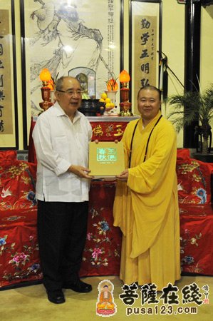 中国国民党荣誉主席吴伯雄参观上海玉佛禅寺
