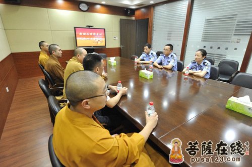 上海玉佛禅寺法师慰问寺院辖区派出所干警