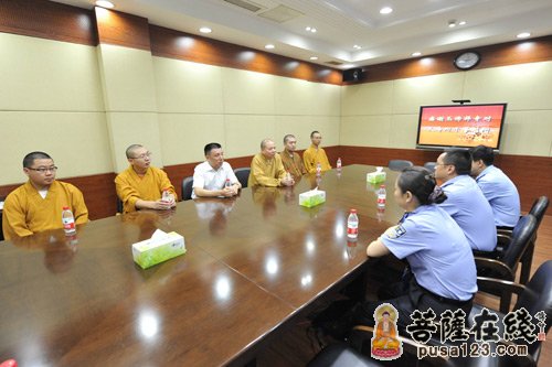 上海玉佛禅寺法师慰问寺院辖区派出所干警