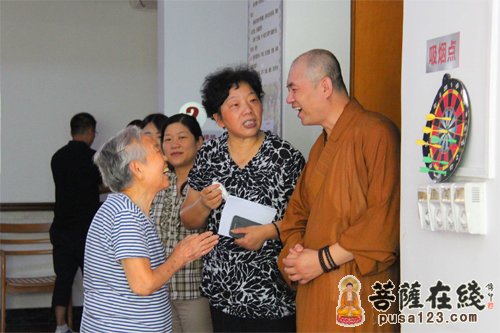 上海龙华古寺向社会特殊群体捐赠中秋月饼