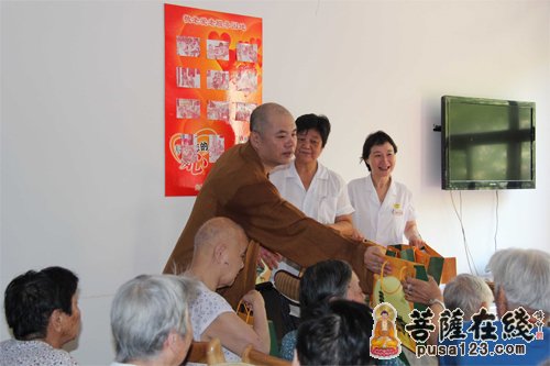 上海龙华古寺向社会特殊群体捐赠中秋月饼