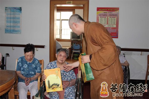 上海龙华古寺向社会特殊群体捐赠中秋月饼