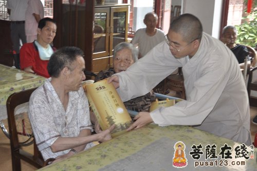 寒山寺-关爱孤寡老人 寒山寺中秋送月饼