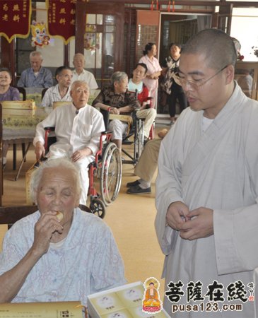 寒山寺-关爱孤寡老人 寒山寺中秋送月饼