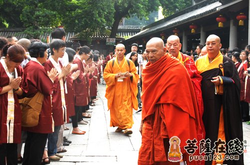 颂扬六祖文化 广州光孝寺举行千人诵经暨名家书画展