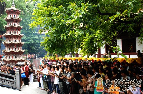 颂扬六祖文化 广州光孝寺举行千人诵经暨名家书画展