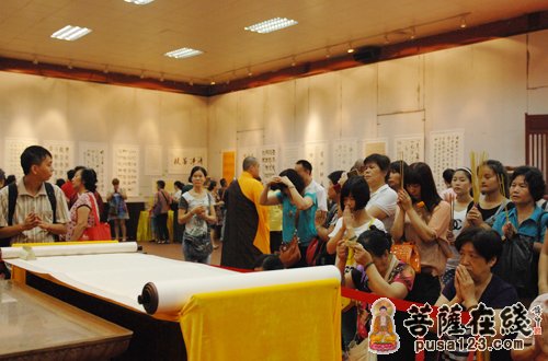 颂扬六祖文化 广州光孝寺举行千人诵经暨名家书画展