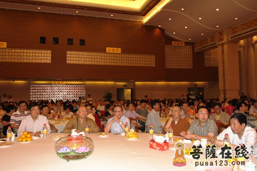 佛教-上海玉佛禅寺举行2013年迎中秋·庆国庆茶话晚会