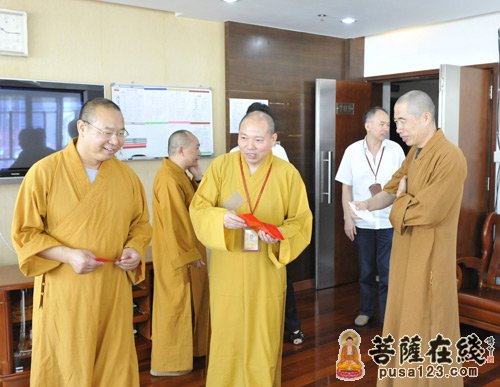 上海玉佛禅寺法师慰问上海佛学院教师