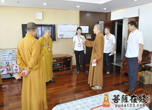 上海玉佛禅寺法师慰问上海佛学院教师