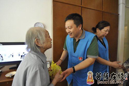 上海玉佛禅寺向福利院老人赠净素月饼庆佳节