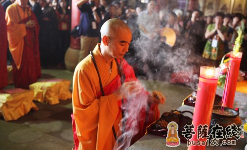 天童禅寺方丈诚信大和尚拈香礼佛(图片来源:菩萨在线 摄影:妙雨)