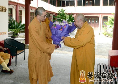 普陀山佛协领导慰问体觉长老、礼求长老生日