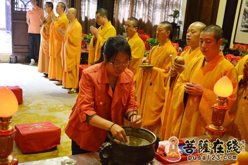 上海玉佛禅寺为凤凰网“美丽童行”慈善捐赠观音圣像