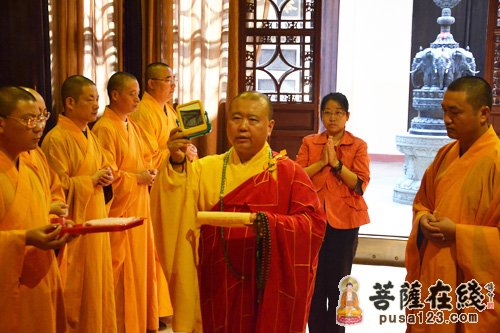 上海玉佛禅寺为凤凰网“美丽童行”慈善捐赠观音圣像