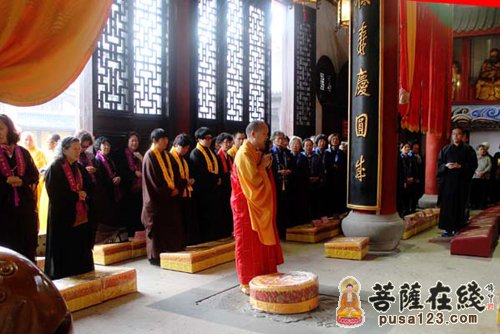 法会由崇明县佛教协会会长,广福寺住持玄光法师主法,百余僧众及善信