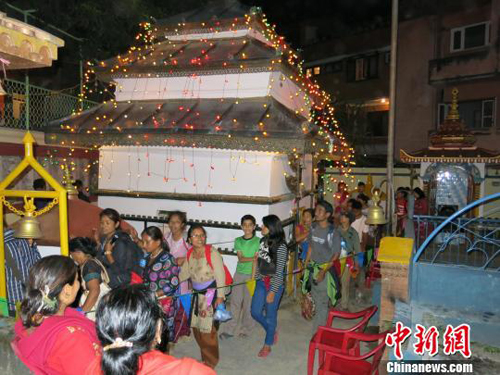 尼泊尔人-尼泊尔人通宵庆佛节24小时步行66.5公里拜131庙