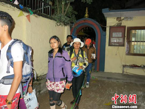 尼泊尔人-尼泊尔人通宵庆佛节24小时步行66.5公里拜131庙