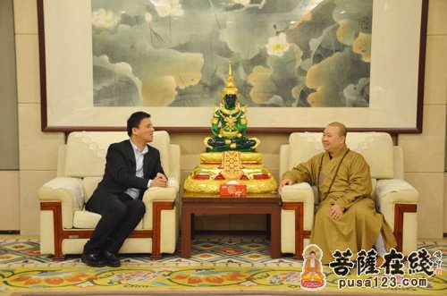 上海普陀区委副书记谢坚钢前往玉佛禅寺考察工作