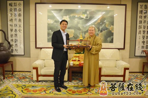 上海普陀区委副书记谢坚钢前往玉佛禅寺考察工作