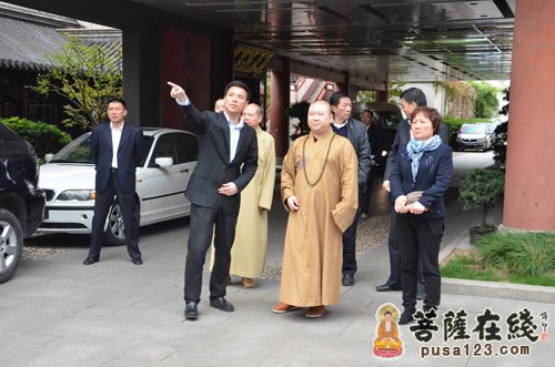 上海普陀区委副书记谢坚钢前往玉佛禅寺考察工作