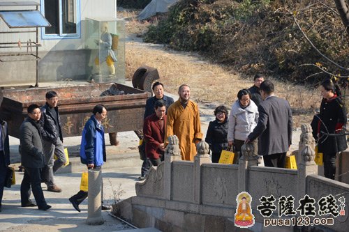 受到了无锡永兴寺住持觉宏法师热情接待