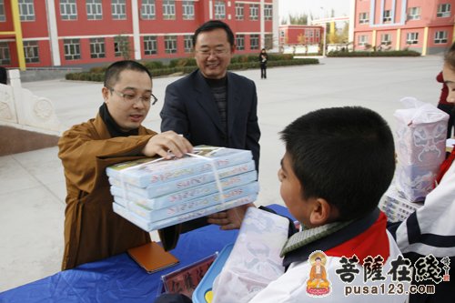 上海玉佛禅寺向新疆喀什地区援建流动科技馆