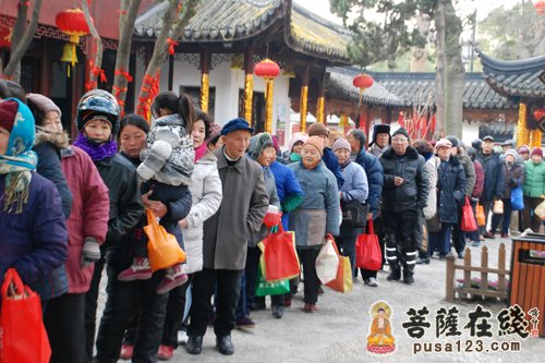苏州寒山寺再施“腊八粥” 祝愿信众与佛结善缘