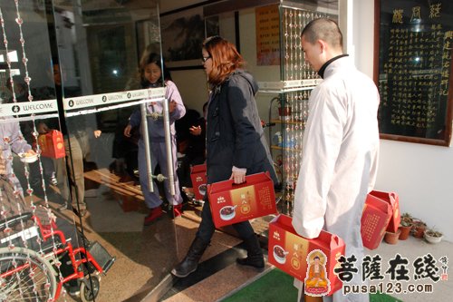 苏州寒山寺再施“腊八粥” 祝愿信众与佛结善缘