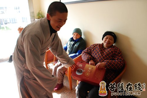 苏州寒山寺再施“腊八粥” 祝愿信众与佛结善缘