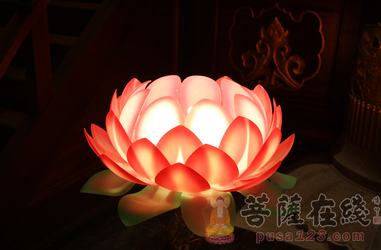 莲花灯弥勒佛像（图片来源：菩萨在线 摄影：妙雨）