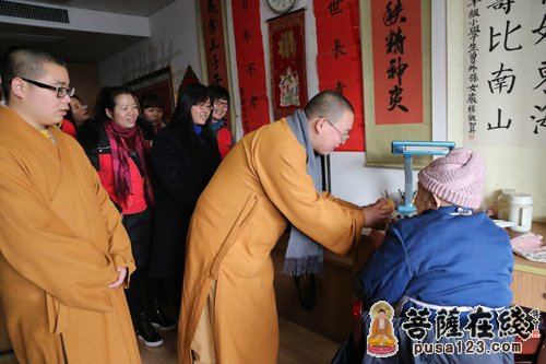 杭州灵隐寺腊八施粥活动开启 首日送粥达六处
