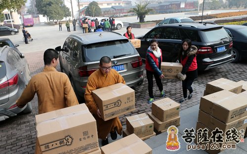 杭州灵隐寺腊八施粥活动开启 首日送粥达六处