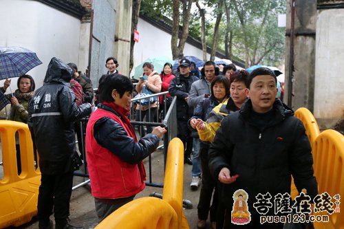 “感恩信施 温暖杭城”杭州灵隐寺全城送腊八粥