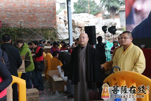 “感恩信施 温暖杭城”杭州灵隐寺全城送腊八粥