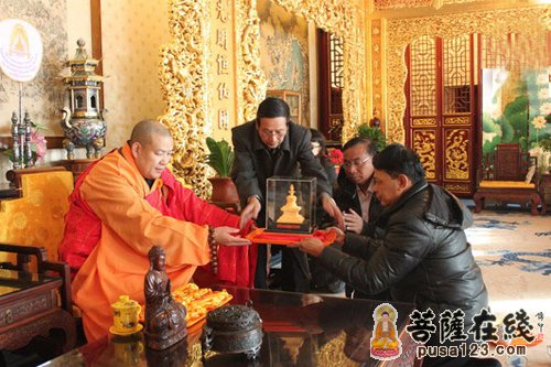 佛牙舍利-缅甸国防军炮兵副司令南昂少将一行参拜佛牙舍利