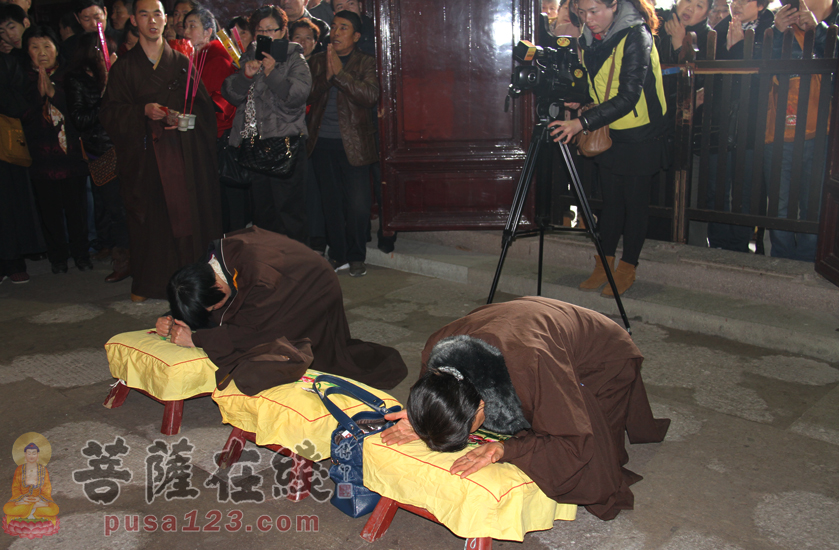大功德主跪拜(图片来源:菩萨在线 摄影:妙善)