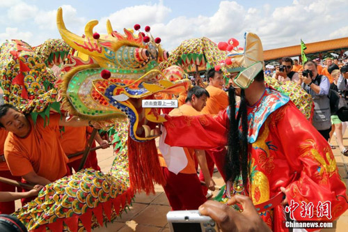 南华寺-南非南华寺举行新年祈福活动 “财神”等送红包