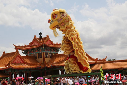 南华寺-南非南华寺举行新年祈福活动 “财神”等送红包