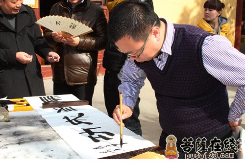 上海书法家协会严伟民老师向万寿寺捐赠书法墨宝