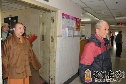 菩萨大爱暖人心—上海玉佛禅寺觉群慈爱功德会慰问最美护工好阿姨潘金凤
