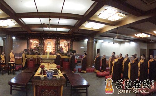 上海龙华古寺为308失联飞机上的239人祈祷
