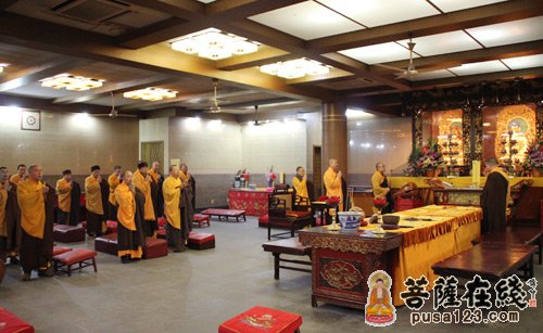 上海龙华古寺为308失联飞机上的239人祈祷