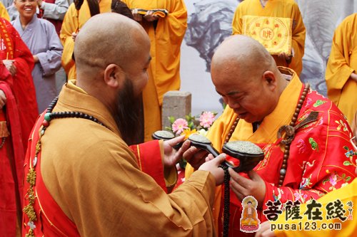 甘肃省佛教协会副会长,平凉法轮禅寺方丈妙林大和尚授如意(图片来源