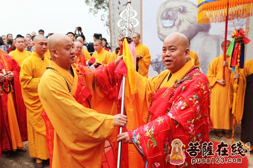 陕西省佛教协会副会长,汉中万寿寺方丈续学大和尚授法宝(图片来源