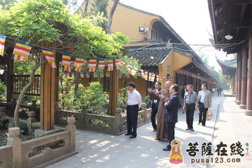 山东省汶上县政府考察团访问上海龙华古寺