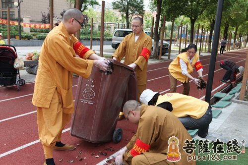 佛教-上海奉贤区二严寺僧众参加奉浦社区群众活动团队
